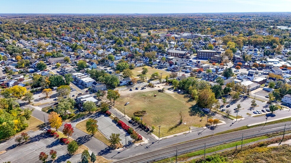 Primary Photo Of , Bloomingdale General Retail For Sale