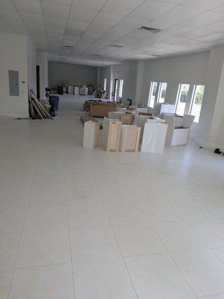 More Photos Of 6540 Corporate Park Cir, Fort Myers Light Distribution For Sale