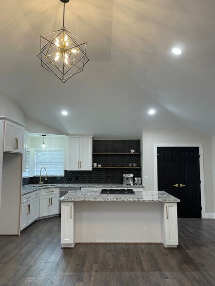 More Photos Of 18002 Kuykendahl Rd, Spring Showroom For Lease