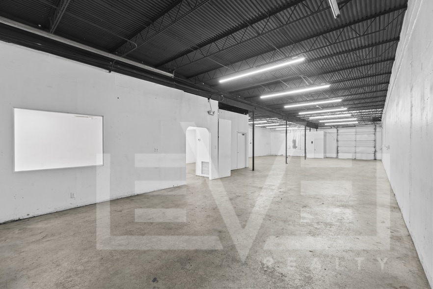More Photos Of 3932 NE 5th Ave, Oakland Park Warehouse For Lease