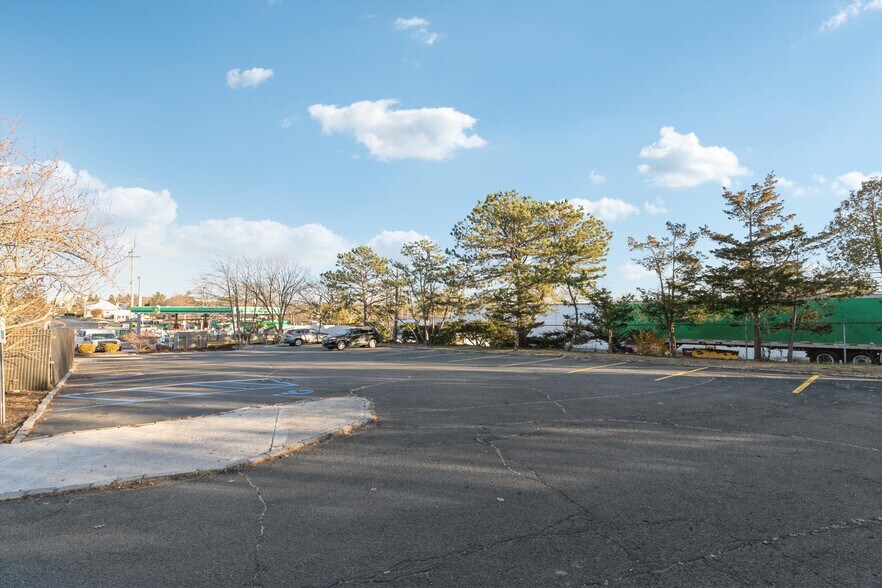 More Photos Of 20 County Road 39, Southampton Restaurant For Lease