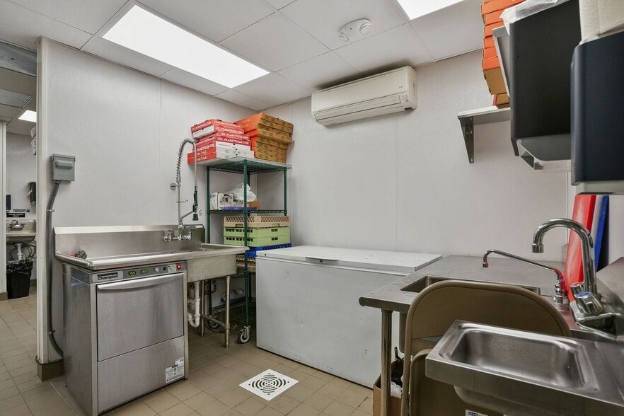 More Photos Of 4050 Main St, Bridgeport General Retail For Sale