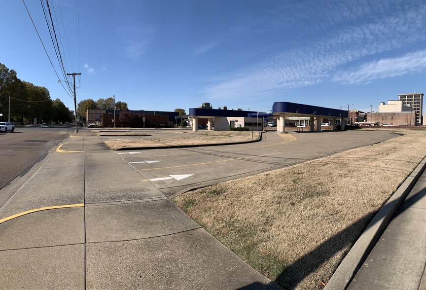 More Photos Of 325 Washington St, Paducah Bank For Lease