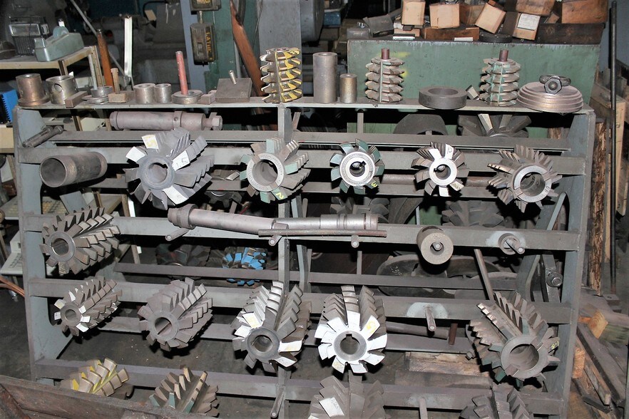 More Photos Of 800 N Water Ave, Sharon Service For Lease