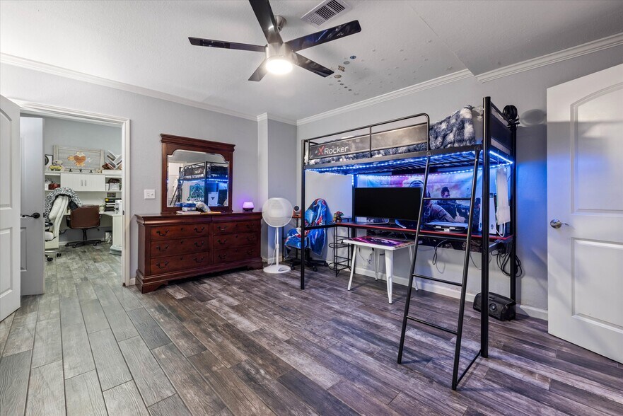 More Photos Of 902 51st St, Galveston Light Manufacturing For Sale