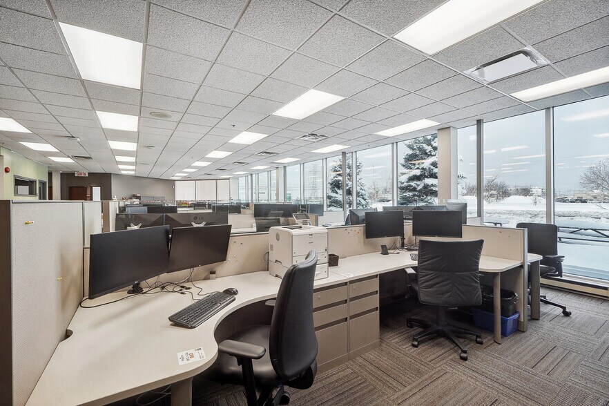 More Photos Of 1675 Boul de Montarville, Boucherville Warehouse For Lease
