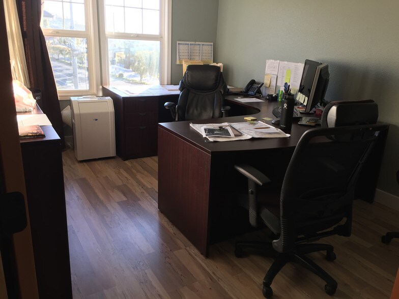 More Photos Of 109 Main St, Edmonds General Retail For Sale