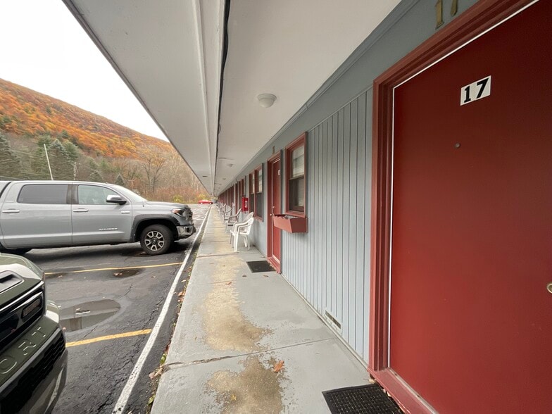 More Photos Of 42 Stockbridge Rd, West Stockbridge Hotel For Sale