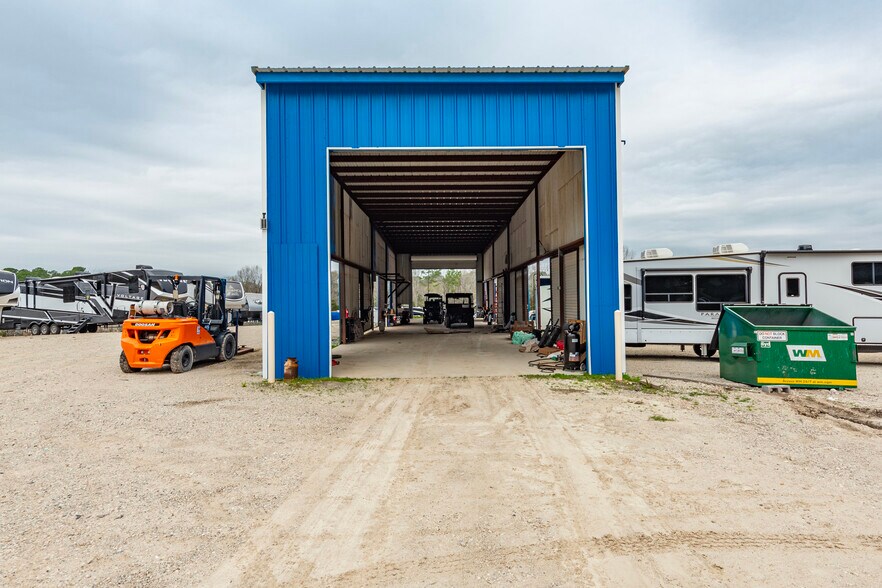 More Photos Of 11400 Thousand Trl, Willis Trailer Camper Park For Sale