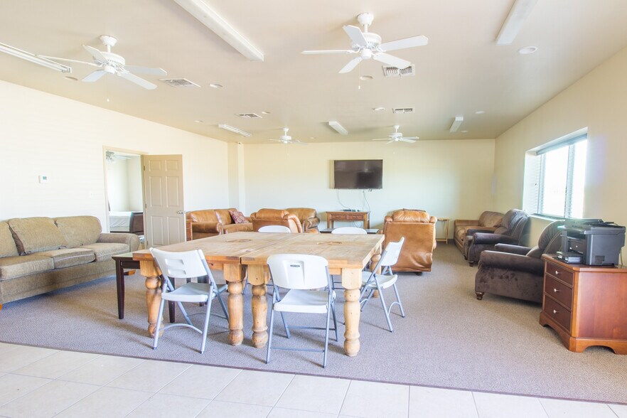 More Photos Of 4067 US Highway 59, Beeville Warehouse For Lease