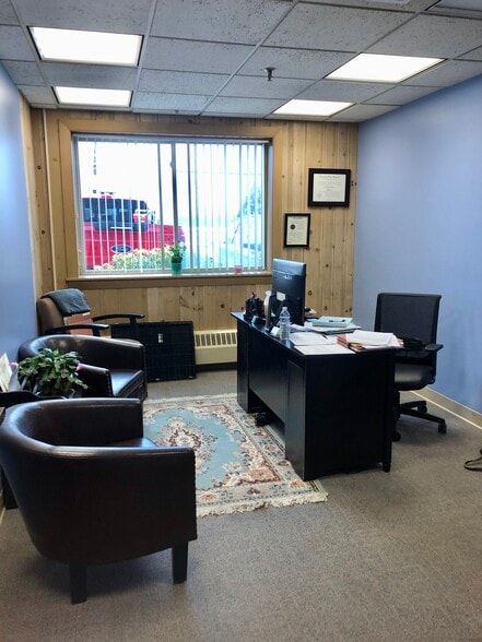 More Photos Of 1 Horseshoe Pond Ln, Concord Light Distribution For Sale