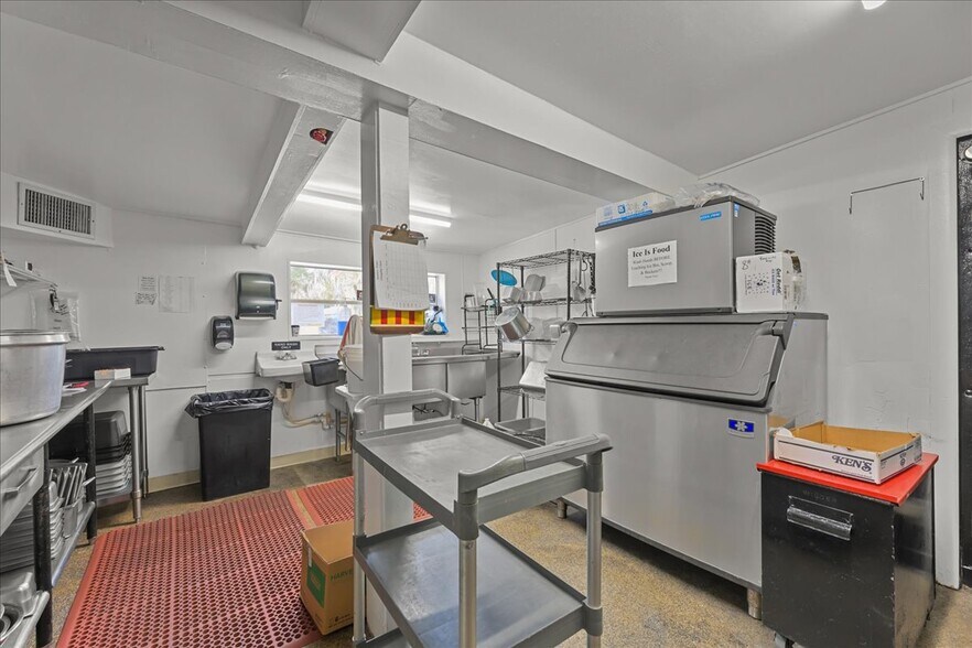 More Photos Of 337 S US Highway 17, East Palatka General Retail For Sale