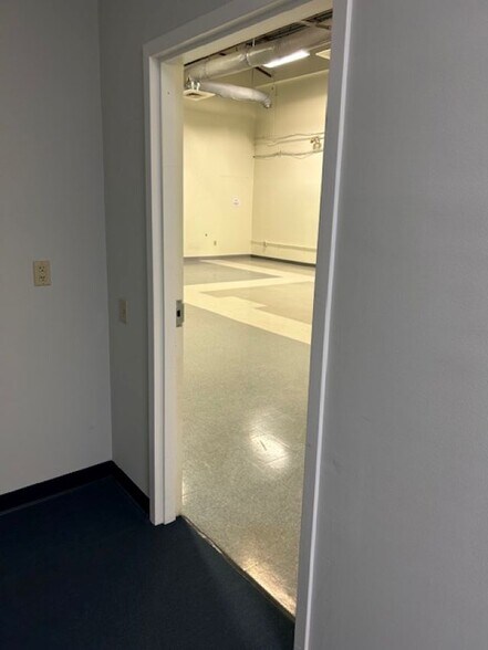 More Photos Of 7 Perimeter Rd, Manchester Light Manufacturing For Lease