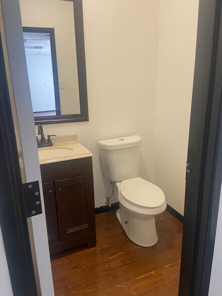 More Photos Of 1047 E Highway 121, Lewisville Self Storage For Lease