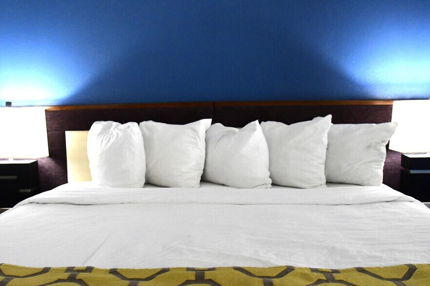 More Photos Of 2075 Highway 192 W, London Hotel For Sale