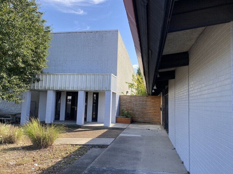 More Photos Of 1036 W Sunshine St, Springfield Freestanding For Sale