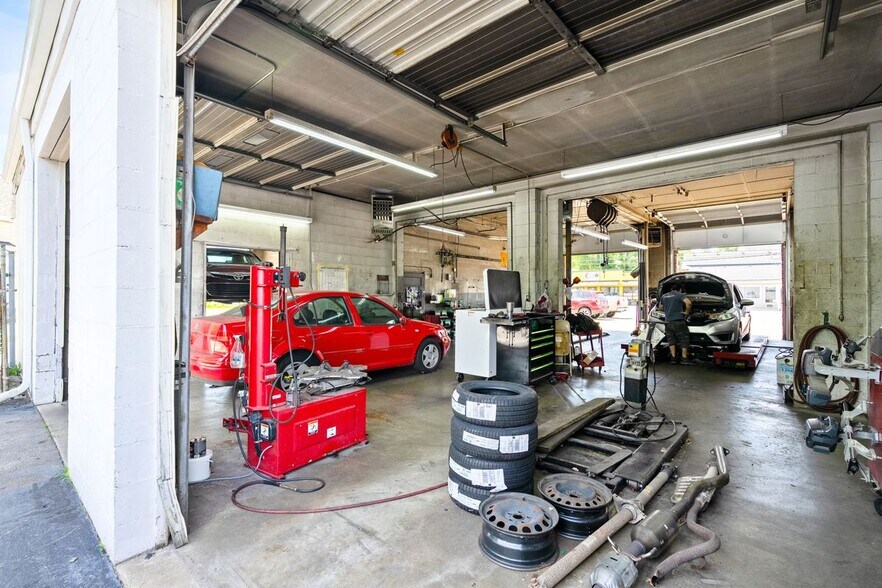 More Photos Of 2251 Bardstown Rd, Louisville Auto Repair For Sale