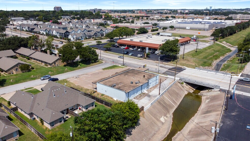 More Photos Of 641 W Bedford Euless Rd, Hurst Freestanding For Sale