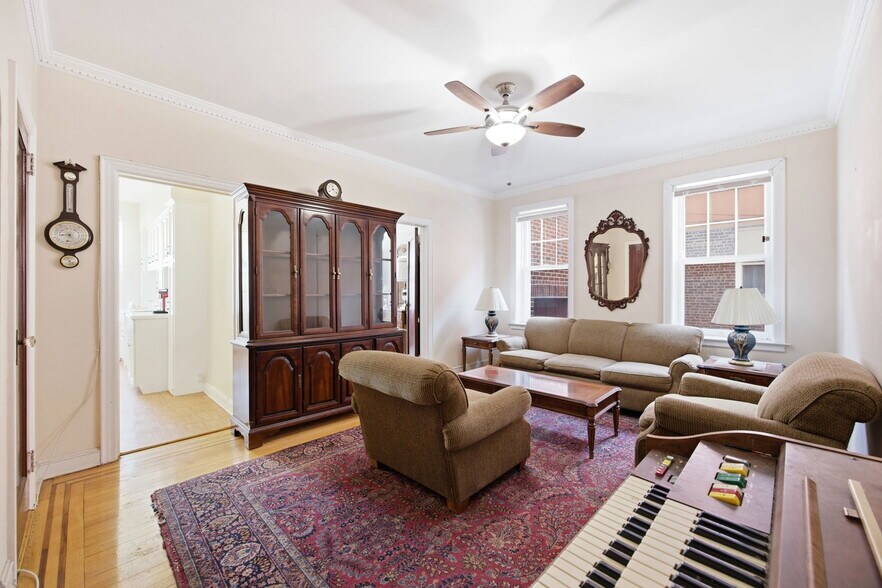 More Photos Of 7861 75th St, Glendale Multifamily For Sale