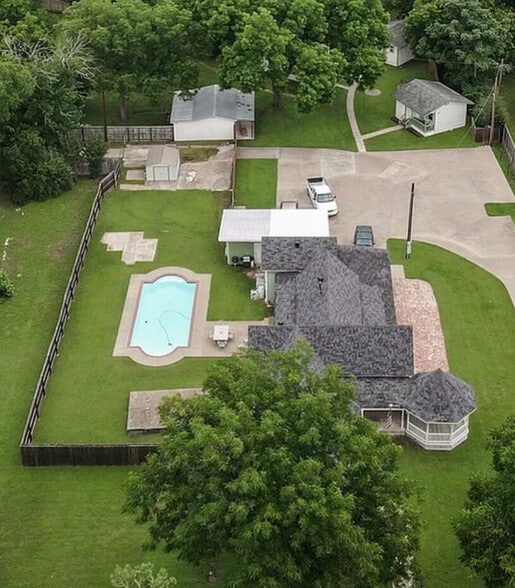 Primary Photo Of 512 N Travis St, Granbury Hospitality For Sale