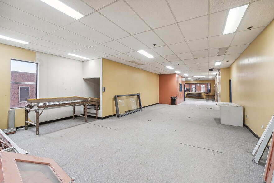 More Photos Of 1300 Rue De Louvain O, Montréal Light Manufacturing For Lease