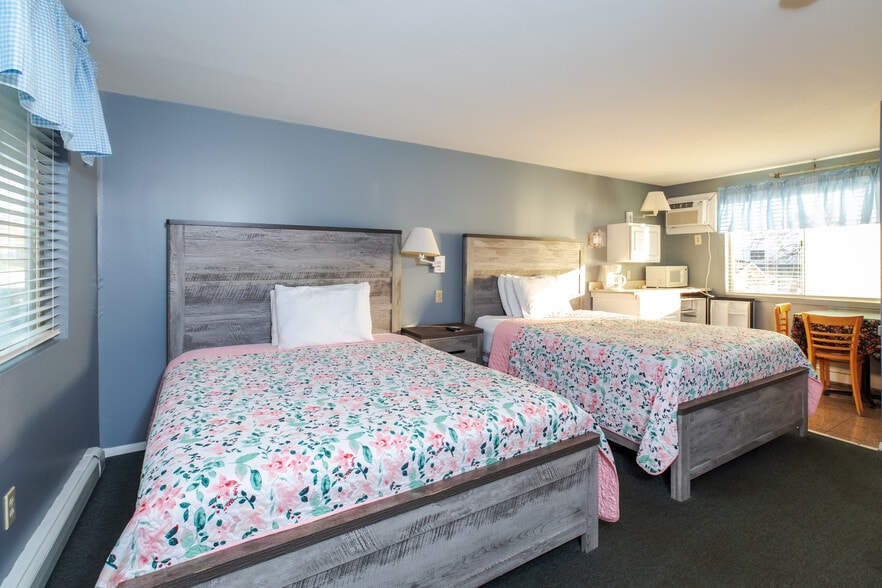 More Photos Of 198 Ashworth Ave, Hampton Hotel For Sale