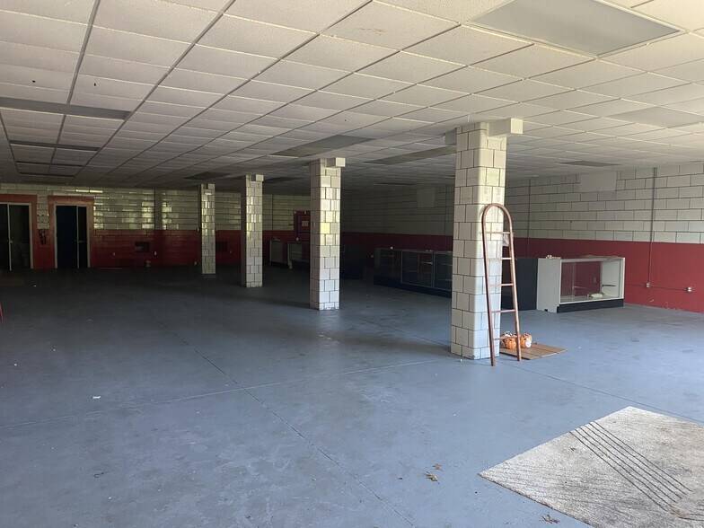 More Photos Of 640 W National Ave, Brazil Freestanding For Sale