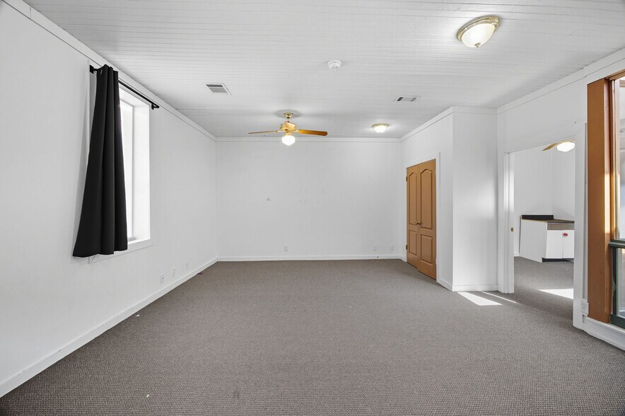 More Photos Of 101 East St, Hutto Storefront Retail Office For Lease