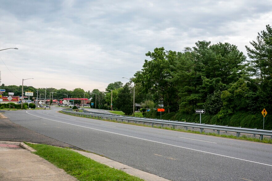 More Photos Of 889 E Market St, Harrisonburg Storefront Retail Office For Sale