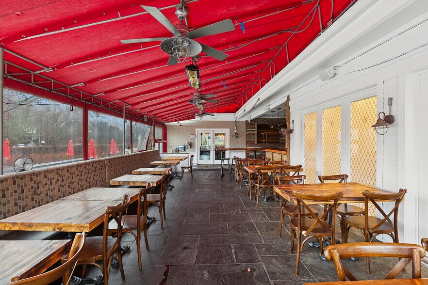 More Photos Of 40-21 Bowden Sq, Southampton Restaurant For Lease