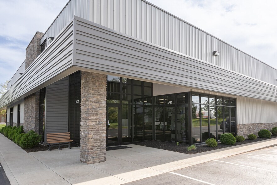 More Photos Of 3737-3757 Parkway Ln, Hilliard Showroom For Lease
