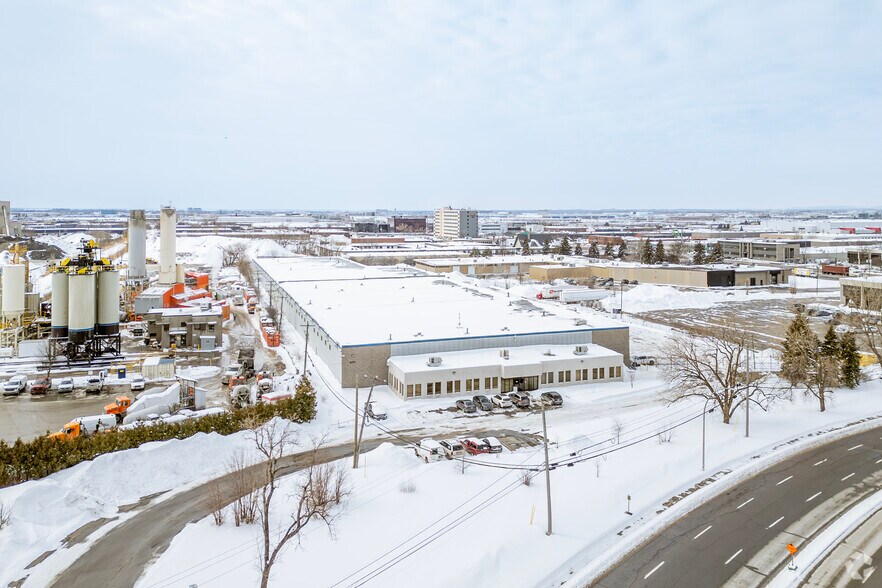 More Photos Of 8100-8200 Boul Cavendish, Saint-Laurent Distribution For Lease