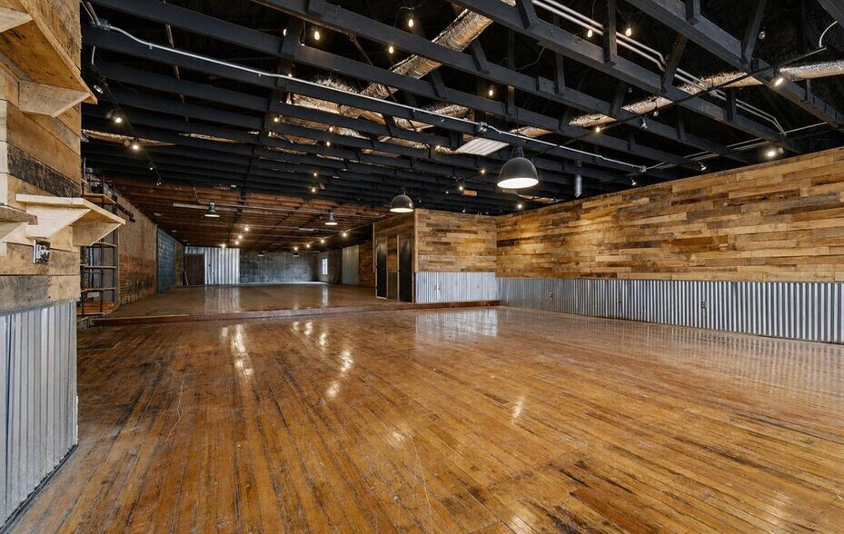 More Photos Of 122 N Main St, Washington General Retail For Lease