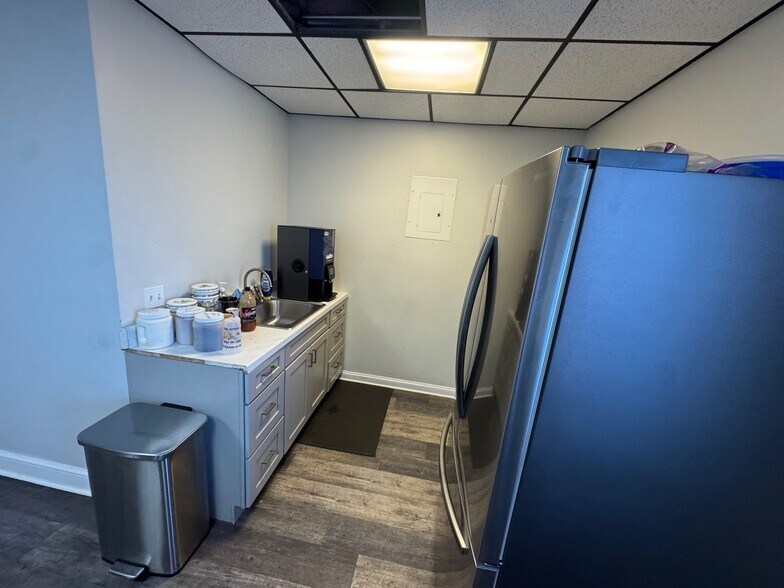 More Photos Of 2370 Covington Cv, Memphis Auto Repair For Lease