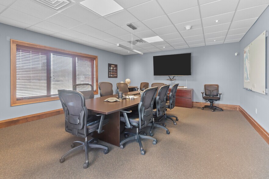 More Photos Of 2492 Crest Dr, Lake Geneva Office For Sale