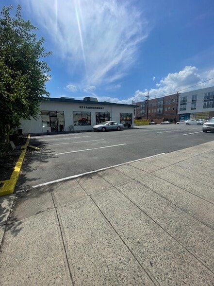 Primary Photo Of 447 Smith St, Perth Amboy Freestanding For Sale