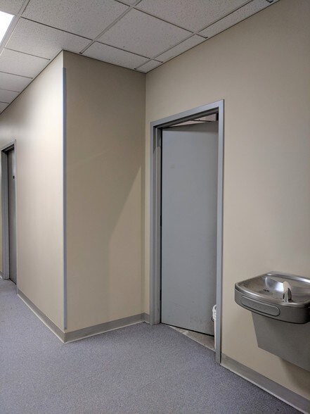 More Photos Of 901 W Main St, El Paso Office For Sale