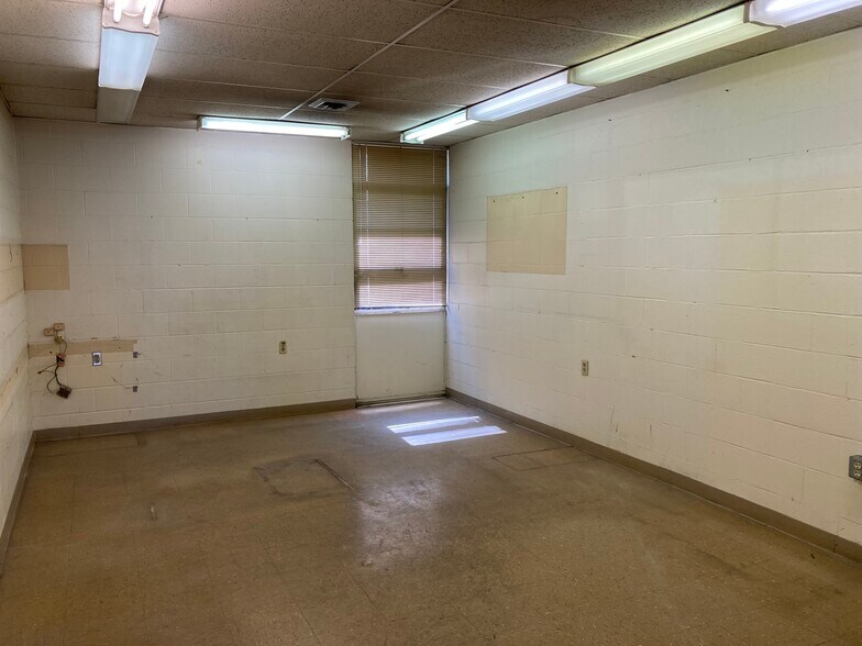More Photos Of 3901 Lefferson Rd, Middletown Warehouse For Lease
