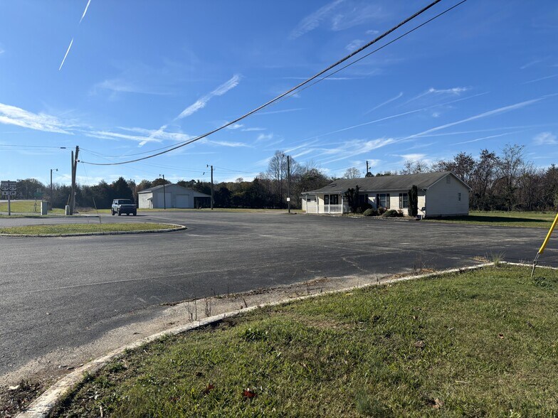 More Photos Of 2527 Main St, Hurt Flex For Sale