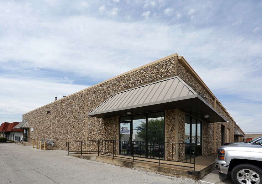 More Photos Of 1301 Summit Ave, Plano Distribution For Lease
