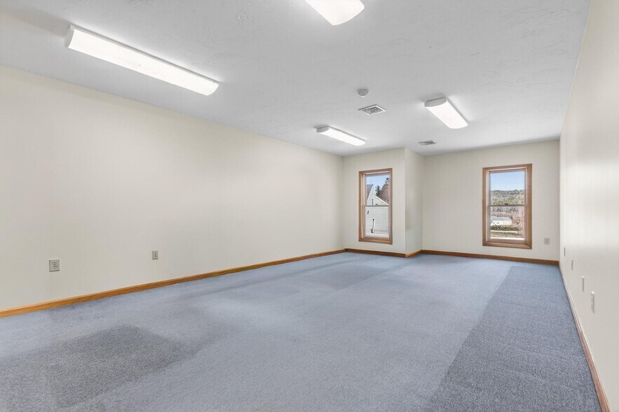 More Photos Of 25 Country Club Rd, Gilford Medical For Sale