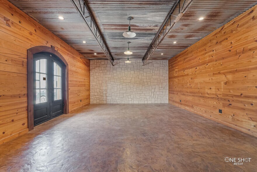 More Photos Of 1929 S Treadaway Blvd, Abilene Showroom For Lease