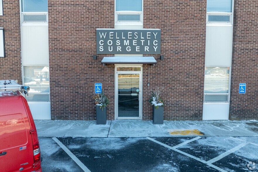 More Photos Of 170 Worcester St, Wellesley Medical For Lease