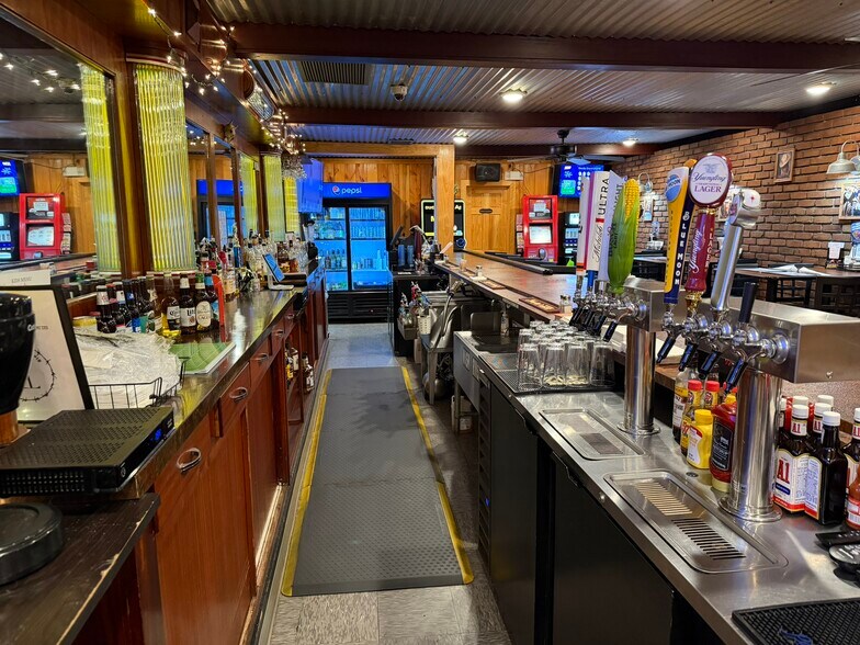 More Photos Of 617 S Washington St, New Paris Bar For Sale