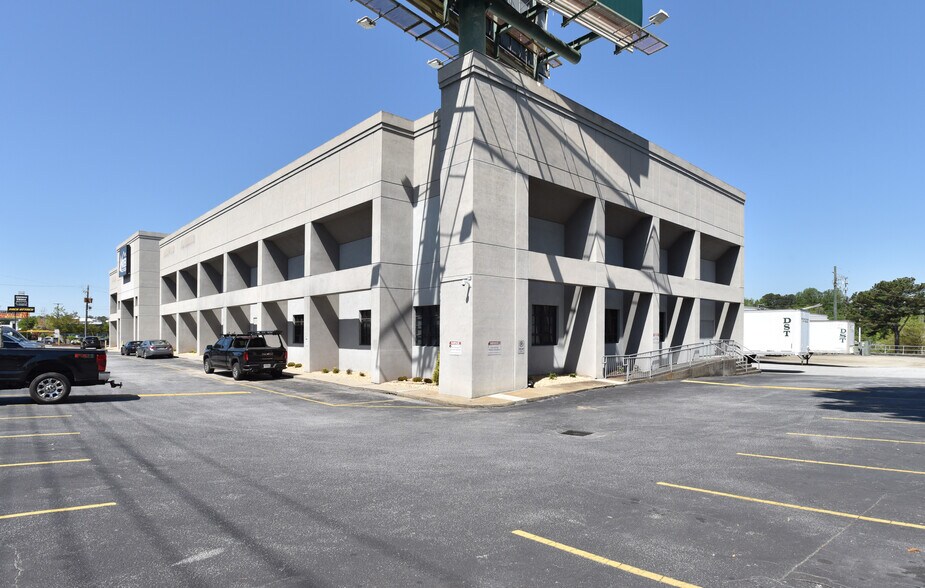 More Photos Of 1800 Northeast Expy, Atlanta Showroom For Lease