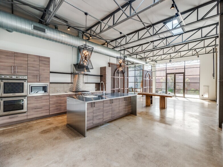 More Photos Of 2323 Farrington St, Dallas Warehouse For Sale