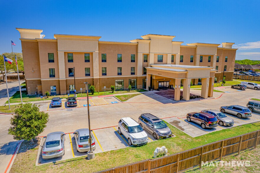 More Photos Of 301 S Hall St, Beeville Hotel For Sale