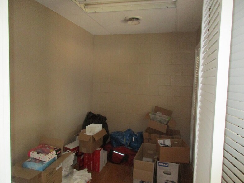 More Photos Of 7619-7621 E 46th Pl, Tulsa Showroom For Sale