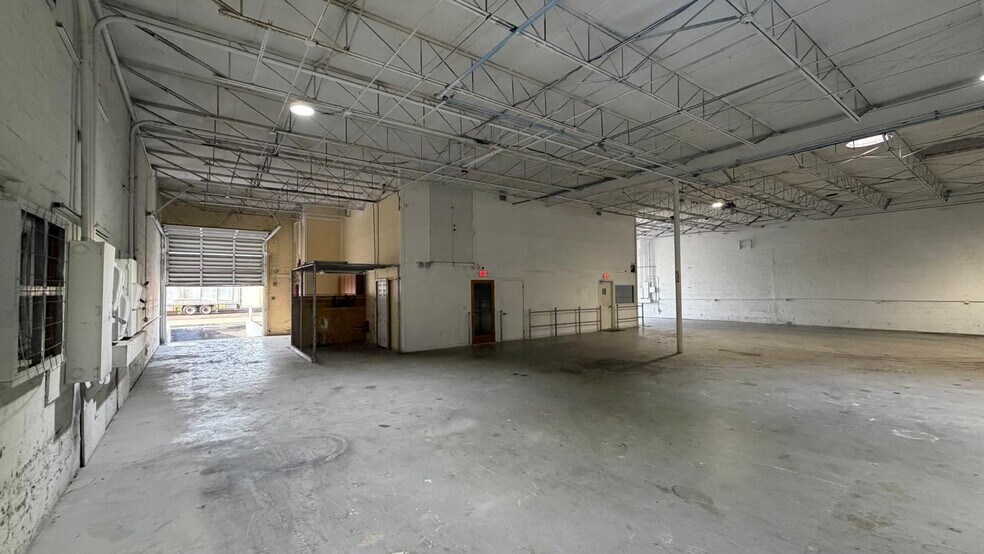More Photos Of 1705-1707 W 32nd Pl, Hialeah Warehouse For Lease