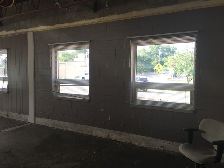 More Photos Of 202 S Bridge St, Yorkville Storefront For Sale